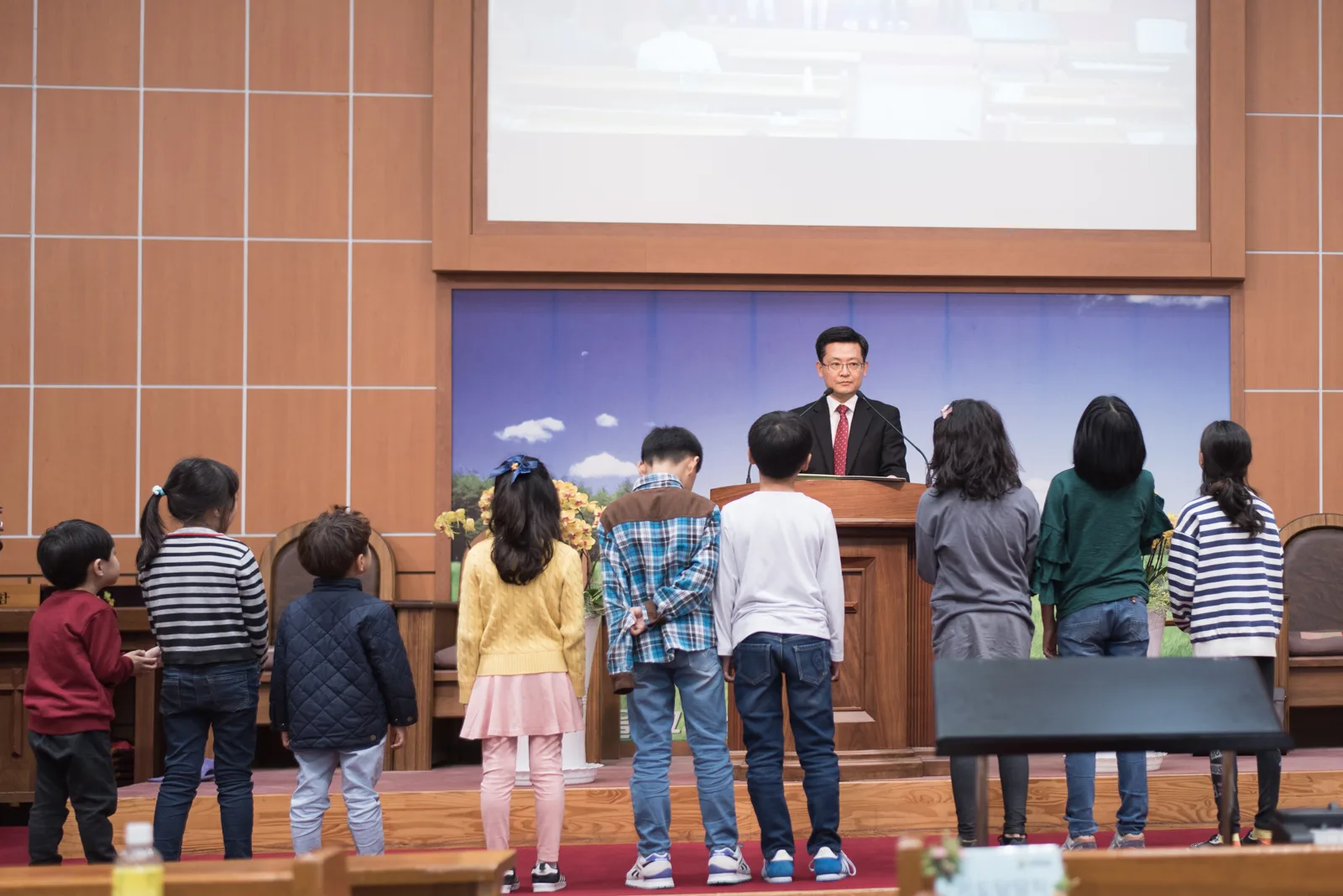 다대교회 어린이들이 예배 시간에 앞에 서 있는 모습